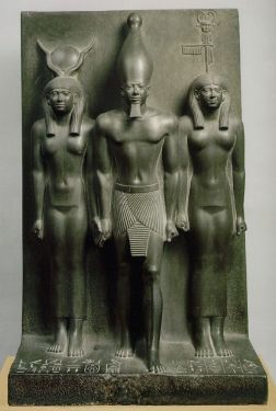 Ο φαραώ Μυκερίνος και τοπικές αιγυπτιακές θεότητες